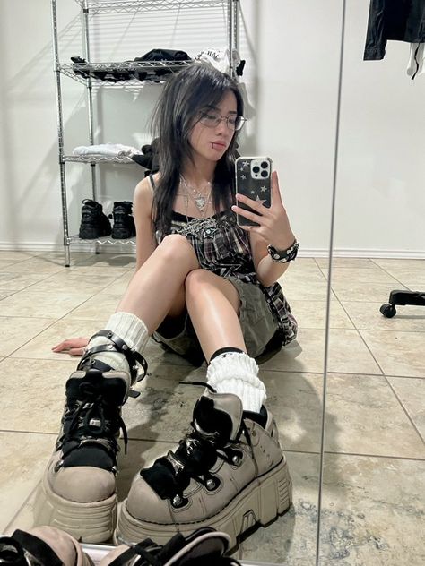 New Rock Shoes, Instagram Shoes, Seductive Photos, New Rock Boots, Witchy Fashion, Asian Street Style, New Rock, Inspo Outfit, Aesthetic Shoes