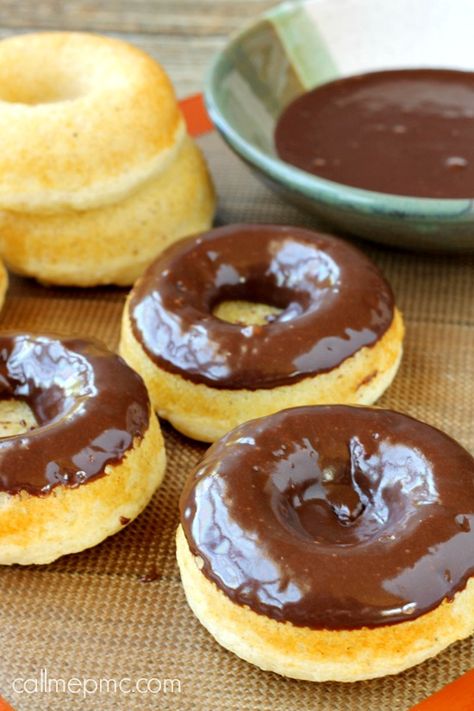 Baked Donuts with Chocolate Frosting Chocolate Donuts Baked, Homemade Donuts Recipe, Baked Doughnuts, Baked Donut Recipes, Banana Dessert, Homemade Donuts, Doughnut Recipe, Baked Banana, Chocolate Donuts