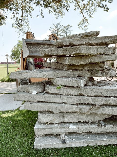 Old Concrete Pieces for Projects - Deb and Danelle Old Pavers Reusing, Concrete Projects Diy, Trellis Diy Garden, Diy Garden Boxes, Outdoor Ideas Backyard, Water Scape, Landscaping Backyard Ideas, Diy Pathway, Trellis Diy