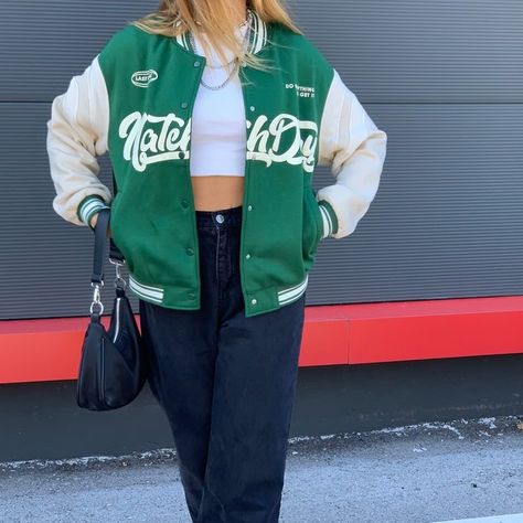 Baseball Jacket Outfit, Green Varsity Jacket, Casual Outfits Comfy, Comfy Jeans Outfit, Varsity Jacket Outfit, Outfits Comfy, Comfy Jeans, Cute Outfits For School, Jacket Outfit