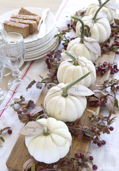 60 Glitzy Fall And Halloween Décor Ideas - family holiday.net/guide to family holidays on the internet Free Fall Printables, Fall Centerpieces, Pumpkin Leaves, Autumn Table, Diy Thanksgiving, Autumn Love, Fall Deco, Pumpkin Centerpieces, Autumn Decorating