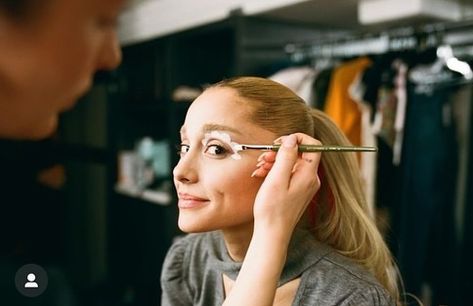 ♾️☀️ Friends Behind The Scenes, Ariana Gr, Scene Makeup, Ariana Instagram, Ariana Grande Photos, Friends Instagram, Ariana G, Eternal Sunshine, M Beauty