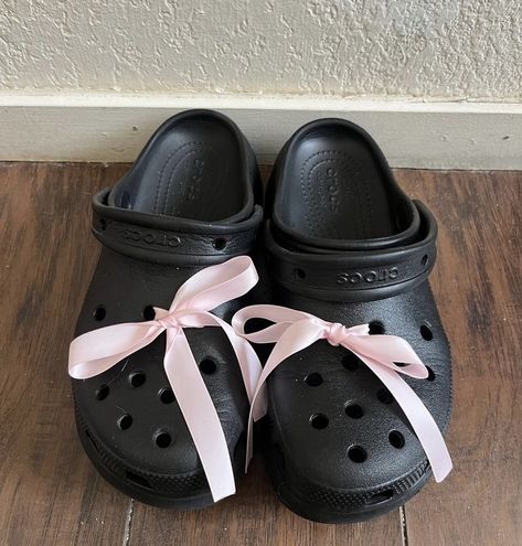 Crocs With Ribbon, Styling Crocs, Crocs Outfit, Platform Crocs, Crocs Fashion, Pretty Shoes Sneakers, Walk In My Shoes, Stunning Shoes, Woman Suit Fashion