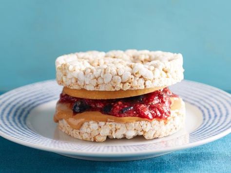 Breadless Peanut Butter and Chia-Jam Sandwiches Tea Sandwiches Recipes, Chia Jam, Peanut Butter Honey, Grilled Cheese Recipes, Healthy Sandwiches, Lunch Recipes Healthy, Tea Sandwiches, Kitchen Food, Rice Cakes