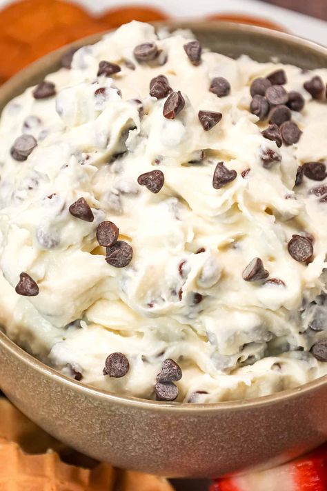 Cannoli Dip is an easy no bake dessert recipe made with ricotta cheese, cream cheese, confectioner's sugar and loaded with mini semi sweet chocolate chips. Cannoli Dip Recipe, Dessert Cheese Ball, Easy Dessert Dips, Chocolate Chip Dip, Dessert Dip Recipes, Cannoli Dip, Cannoli Recipe, Chocolate Peanut Butter Desserts, Peanut Butter Cookie Dough