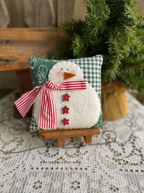 Felt Squares Projects, Snowman Pillow Pattern, Mini Christmas Pillows, Snowman Pillows To Make, Christmas Pillows To Make, Snowman Pillows, Christmas Bowl Fillers, Diy Christmas Pillows, Quilted Snowman