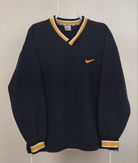 Nike 90s Vintage Outfit, Hoodie Nike Vintage, Nike Vintage T Shirt, Vintage Nike T Shirt, Old Nike Outfits, Old Nike Aesthetic, Nike 90s Outfit, Sweatshirt Ootd, Nike 90s Vintage