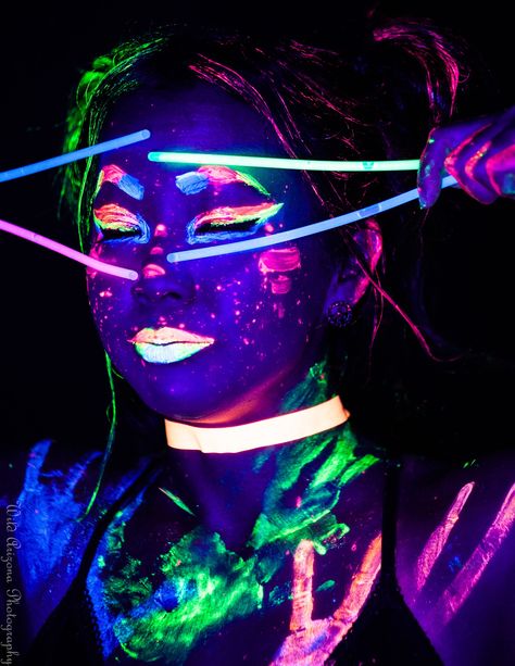 Glow Stick Photoshoot, Glow Sticks Aesthetic, Glow Stick Photography, Neon Paint Photoshoot, Uv Light Photography, Glow Stick Aesthetic, Black Light Photoshoot, Glow Photoshoot, Glow Pictures