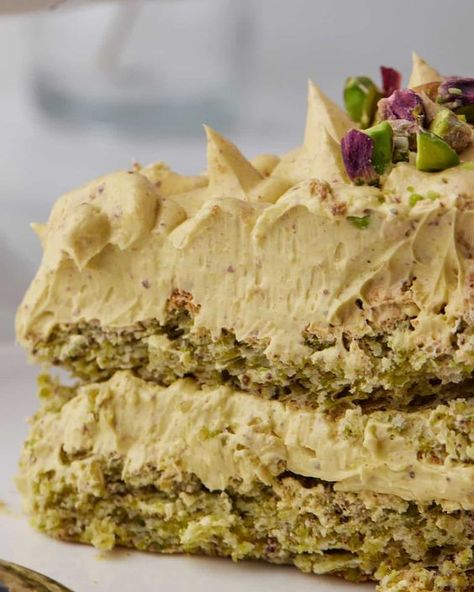 This pistachio dacquoise cake is every pistachio lover's dream dessert. Chewy, crispy and smooth all at the same time, it is sweet, salty and nutty! Easy to make pistachio cake that will impress for dinner parties or birthdays. Made with ground pistachios and meringue and a delicious pistachio frosting. If you love pistachio flavor you will love this all natural recipe for pistachio dacquoise cake. #dacquoise #pistachio #pistachiodesserts #meringue #frenchbuttercream #dessert #decadent Pistachio Dessert Recipes, Pistachio Frosting, Dacquoise Recipe, Dacquoise Cake, Dream Dessert, French Buttercream, Pistachio Butter, Pistachio Cookies, Pistachio Cream