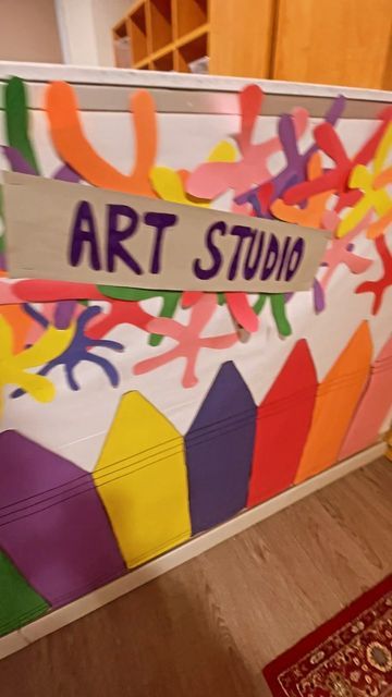 Brooke and Cat on Instagram: "Art studio dramatic area! 🎨🖌️👩‍🎨 . . . This video is from a while ago when the kids were interested in colours. Adds a little something to their play✨ . . . . . #toddleractivities #toddlerlife #learningthroughplay #toddler #kidsactivities #toddlersofinstagram #sensoryplay #preschoolactivities #earlylearning #playbasedlearning #montessori #toddlerplay #preschool #montessoriathome #invitationtoplay #momlife #toddlerfun #playmatters #kids #play #homeschool #finemot Dramatic Play Art Studio, Art Gallery For Preschool, Art Studio Dramatic Play, Art Studio Dramatic Play Preschool, Art Area Preschool, Preschool Dramatic Play, Preschool Color Activities, Toddlers Activities, Dramatic Play Preschool