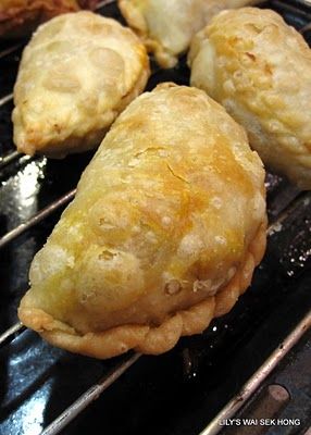 Lily's Wai Sek Hong: Curry Puffs Curry Pasties, Fried Samosas, Curry Puffs Recipe, Curry Puff Recipe, Curry Puffs, Curry Puff, Tandoori Masala, Puff Recipe, Asian Snacks