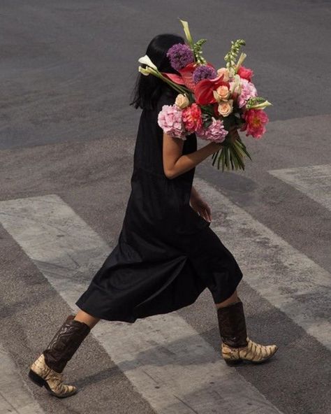 e p o y Flower Therapy, Bunch Of Flowers, 가을 패션, Pics Art, Photography Inspo, Mode Inspiration, My Flower, Aesthetic Pictures, Persona