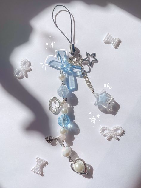 This is a super adorable handmade beaded blue phone charm. It comes with 1 big blue bow , 2 star charms🌟, 1 cloud charm☁️, and 2 heart charms💙. This phone charm is a super aesthetic way to decorate and personalize your phone!🦋 You can personalize it more by adding your own charms to it as well to make it extra cute💕 So it's perfect as a gift or as a way to treat yourself😉😆 Blue Phone Charm, Crafting Aesthetic, Gelang Manik-manik, Bead Charms Diy, Pola Gelang, Gelang Manik, Handmade Jewelry Tutorials, Beads Bracelet Design, Jewelry Accessories Ideas