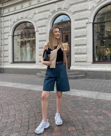 Trendy Sneakers For Women, Liza Rudkevich, Short Pants Outfit, Suit Shorts, Casual Weekend Outfit, Classic Trousers, Paris Outfits, Moda Boho, Foto Poses