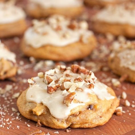 Pumpkin Cookies with Maple Glaze - 2Teaspoons Cookies With Brown Sugar, Season Recipes, Banana Bread Cookies, Cookie Crunch, Pumpkin Coffee Cakes, Brown Sugar Cookies, Delish Desserts, Maple Cream, Banana Cookies