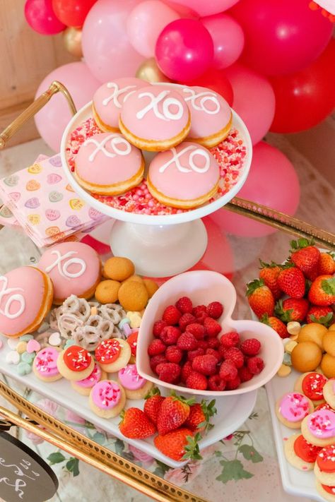 Valentines Theme Wedding, Valentines Gender Reveal, February Baby Showers, Kiss The Bride, Valentines Day Gift Ideas, Valentines Baby Shower, Shower Tips, Bridal Shower Inspo, Wedding Shower Themes