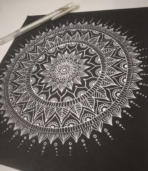 Mandela Art On Black Paper, Mandala Design On Black Paper, Mandala Art Black Paper, White Pen Art On Black Paper Mandala, White Mandala On Black Paper, Pen Art On Black Paper, White Gel Pen Art, Black Paper Art Ideas, Mandala Art On Black Paper