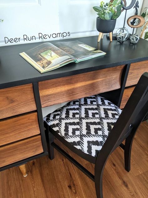 In the furniture refinishing world, there's nothing better than finding a great piece of furniture on the side of the road 🎉While taking my pup for a walk, a few doors down from me had this beautiful MCM (mid century modern) desk that was in great shape just sitting on the curb waiting for the garbage truck to pick it up 🤦‍♀️ Obviously, I couldn't let this beauty disappear forever, so I ran back to my house and dropped off my pup, grabbed my van, and went back to pick up the perfect ge… Painted Mid Century Desk, Mcm Desk, Desk Makeover Diy, Mcm Table, Diy Mid Century, Mid Century Modern Desk, Desk Makeover, Mid Century Desk, Vintage Stool