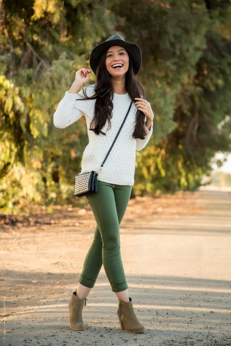 A cute fall outfit, olive green pants and cream sweater with fall accessories - Visit Stylishlyme.com for more outfit inspiration and style tips Olive Green Outfit Ideas, Olive Green Leggings Outfit, Green Leggings Outfit, Olive Outfit, Green Jeans Outfit, Olive Pants Outfit, Olive Green Pants Outfit, Green Outfit Ideas, Green Shirt Outfits