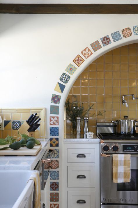 Yellow Tiles, Spanish Style Kitchen, Spanish Kitchen, Spanish Bungalow, Hacienda Style Homes, Spanish Decor, Mexican Kitchens, Mexican Home Decor, Mexican Home