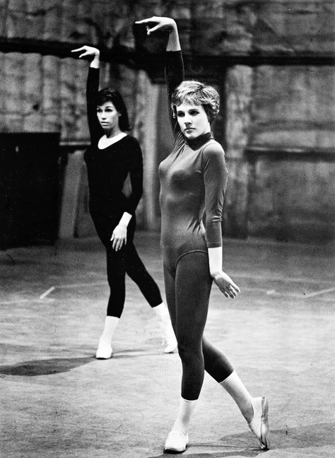 Julie Andrews and Mary Tyler Moore rehearsing a dance routine for "Thoroughly Modern Millie" (1966) Thoroughly Modern Millie, Modern Millie, Isadora Duncan, Tyler Moore, Mary Tyler Moore, Shall We Dance, Julie Andrews, Dance Routines, Foto Vintage