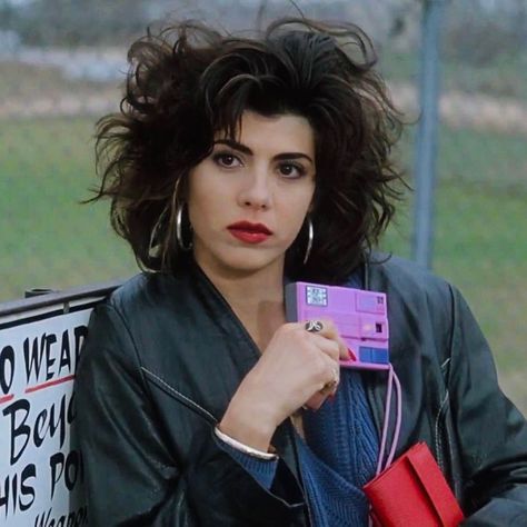 🌴🍉 80s Aesthetics🌴🍉 on Instagram: “📷 ’Oh Yeah, You Blend’ Marisa Tomei in My Cousin Vinny. 1992🇺🇸 follow @neontalk shop neontalk.com … #mycousinvinny #marisatomei #joepesci…” Mona Lisa Vito, My Cousin Vinny, Marisa Tomei, My Cousin, Mona Lisa, A Woman, Pink, Black