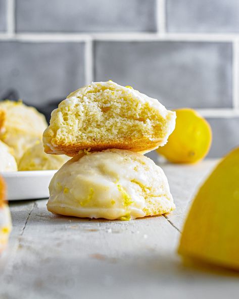 Lemon Pound Cake Cookies Prefer Cake or Cookies? This Lemon Pound Cake Cookie Recipe Combines Both! Lemon Pound Cake Cookies, Pound Cake Cookies, Orange Recipes Dessert, Orange Dessert, Eating Fast, Cookie Cake Recipe, Lemon Pound Cake, Lava Cakes, Lemon Cookies