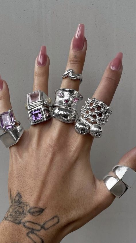 Chunky Silver Jewellery, Chunky Silver Rings, Dope Jewelry, Chunky Jewelry, Funky Jewelry, Jewelry Lookbook, Stacked Jewelry, Silver Accessories, Mode Inspo