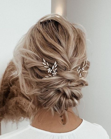 Fancy kort haar opgestoken met haarsieraden Short Boho Updo, Short Hair Wedding Styles Bridesmaid Up Dos, Women’s Hair Updos, Beachy Wedding Hair Medium Length, Up Dos For Short Hair Wedding, Fancy Short Hair, Neck Length Hair, Updos For Short Hair, Medium Length Updo