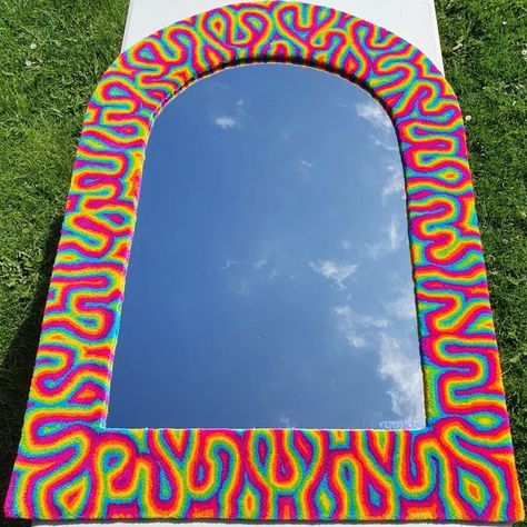 Trippy Mirror Art, Mirror Art Ideas, Mirror Customization, Mirror Frame Painting Ideas, Painted Mirror Frame, Trippy Rug, Diy Mirror Decor, Pride Ideas, Painting Mirror Frames