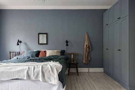 Blue Coffee Tables, Coco Lapine Design, Dark Blue Walls, Elegant Coffee Table, Scandinavian Bedroom, Relaxing Bedroom, House On The Rock, Stylish Bedroom, Blue Interior