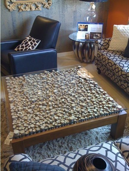 De ahora en adelante comenzarás a juntar los corchos que vienen en las botellas de vino. Reciclar jamás fue tan bello, con este material puedes hacer cientos de cosas hermosas y útiles para tu casa. ¡Los vas a amar! Wine Cork Table, Coffee Table Upcycle, Asian Living Room, Cork Table, Wine Cork Art, Cork Art, Wine Cork Crafts, Asian Homes, Diy Coffee Table