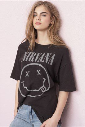 Band Shirt Outfits, Nirvana Outfit, Boyfriend Shirt Outfits, Band Tee Outfits, Nirvana Shirt, Garage Clothing, Graphic Tee Outfits, Boyfriend Tee, Clothes Crafts