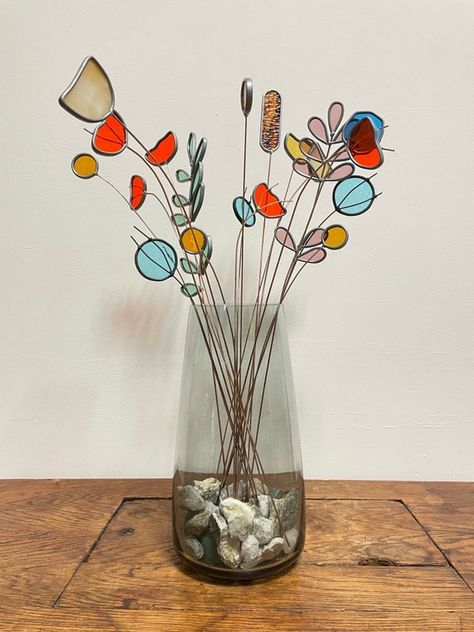 Vase Filler Ideas, Stained Glass Flower, L'art Du Vitrail, Flowers Bouquet Gift, Stained Glass Flowers, Stained Glass Diy, Wildflower Bouquet, Stained Glass Crafts, Glass Butterfly