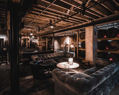 Speakeasy Lounge Ideas, Industrial Club Design, Lounge Bar Design Small Spaces, Members Only Club Design, 1920s Speakeasy Bar, Diy Speakeasy Bar, Speakeasy Ceiling, Gentelman Bar, Speakeasy Bar Design Basement