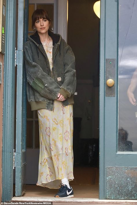 Dakota Johnson on set of rom-com Materialists with Chris Evans in NY Dakota Johnson Materialists, Dakota Johnson Am I Ok, Effortlessly Outfits, Dakota Johnson Aesthetic, Dakota Aesthetic, Dakota Johnson Street Style, Skirts Ideas, Capricorn Rising, Dakota Mayi Johnson