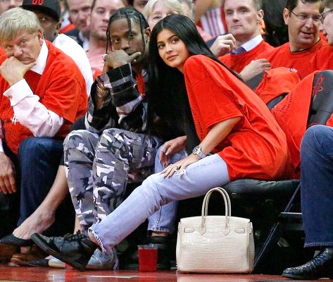 Kylie Jenner, 20, 'Surprised but So Happy' to Be Expecting Baby Girl with Travis Scott Travis Scott Basketball, Celebrities At Basketball Games, Kylie Jenner Watch, Make Kylie Jenner, Kylie Jenner Family, Kylie Jenner Pregnant, Basketball Game Outfit Women, Kylie Jenner And Travis Scott, Kylie Jenner Baby