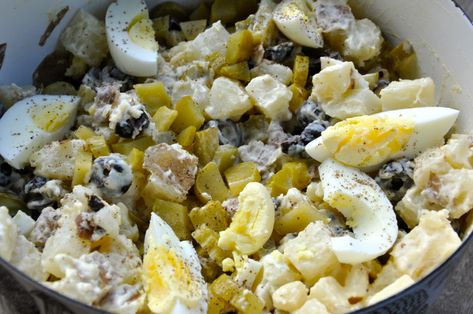 Classic Potato Salad With Egg, Black Olive Salad, Potato Salad Mayonnaise, Olive Salad Recipe, Potato Salad With Apples, Potato Salad Mustard, Potato Salad Dill, Potato Salad Dressing, Potato Salad Recipe Easy