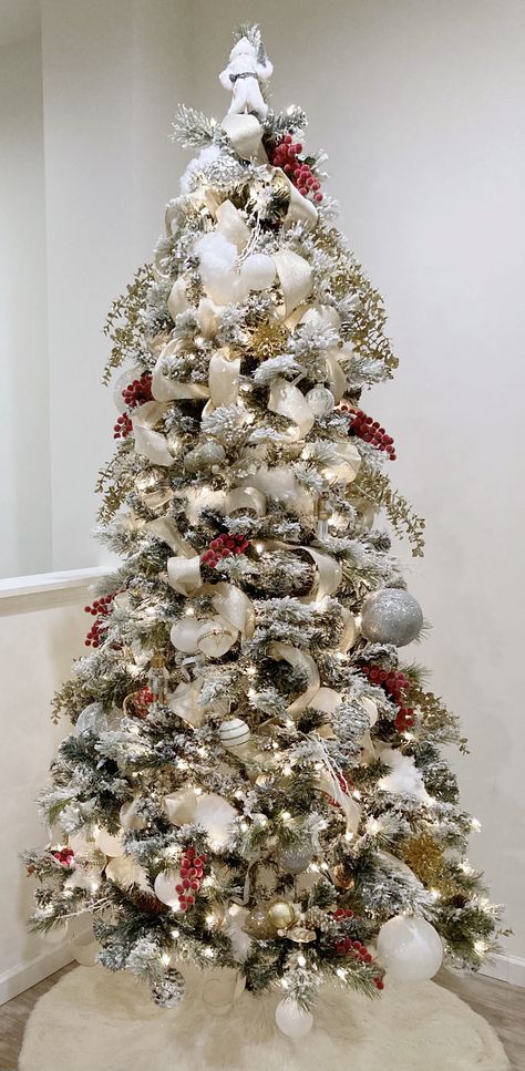 White Snd Gold Christmas Tree, Red Gold And Silver Christmas Tree, Christmas Tree Themes Unique, Gold And Silver Christmas Tree, Gold And Silver Christmas, Christmas Tree Gold, Red And Gold Christmas, Flocked Tree, Red And Gold Christmas Tree