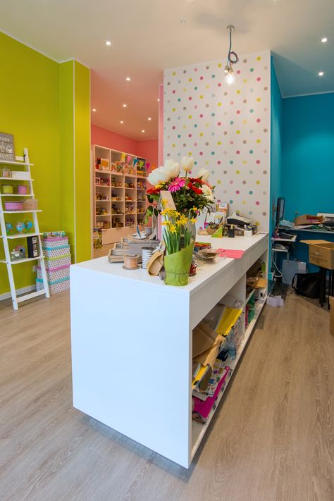 Candy Store Design, Kids Clothing Store Design, Stationery Store Design, Gift Shop Interiors, Kids Room Paint, Genius Ideas, Balloon Shop, Home Decoration Ideas, Showroom Design