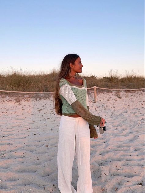 Cold Beach Aesthetic Outfits, Beachy Outfits For Winter, Cozy Summer Aesthetic Outfit, Aesthetic Summer Fits Beach, Cold Beachy Outfits, East Coast Summer Aesthetic Outfit, Modest Beachy Outfits, Cute Beach Day Outfits, Winter Beachy Outfits