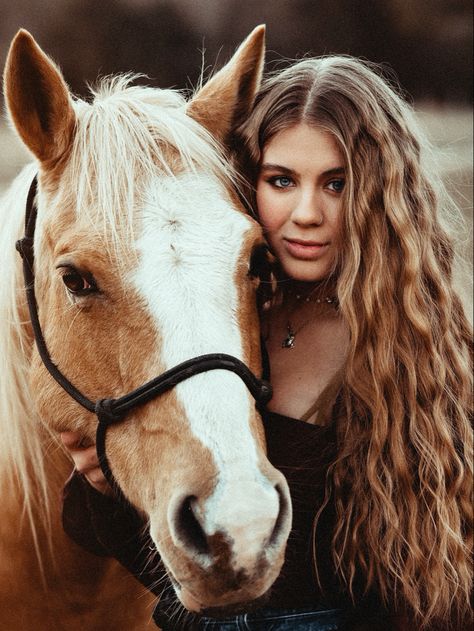 Senior Picture Ideas With Animals, Western Senior Pics With Horses, Western Senior Picture Ideas With Horses, Senior Picture With Horse, Western Photoshoot Ideas With Horse, Senior Picture Ideas Horses, Pictures With Horses Photography Ideas, Senior Pics With Horses, Senior Picture Ideas With Horses