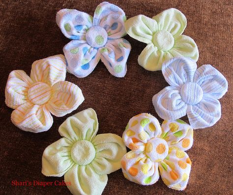 Wash Cloth Flowers, Baby Washcloth Flowers, Towel Folding, Towel Art, Baby Bouquet, Cakes Design, Towel Cakes, Make Flowers, Towel Animals