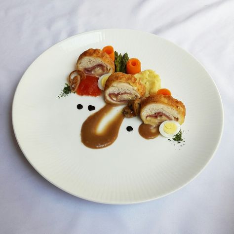 Chicken Cordon Bleu Chicken Cordon Bleu Plating, Chicken Plating Ideas, Cordon Bleu Chicken, Culinary Plating, Fine Dining Plating, Chicken Boxes, Food Presentation Plates, Chicken Mashed Potatoes, Gourmet Food Plating