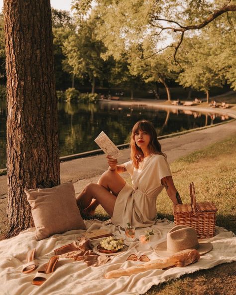 Audrey Rivet, Picnic Engagement Photos, Picnic Photo Shoot, Picnic Photography, Fairytale Photoshoot, Picnic Theme, Picnic Inspiration, Beautiful Photoshoot Ideas, Picnic Birthday