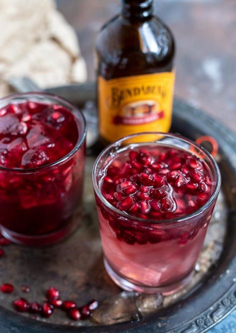 This Pomegranate Moscow Mule with Ginger Beer and Vodka is a light, refreshing cocktail recipe that is simple enough to make for a single drink or to serve a crowd. A blend of vodka, ginger beer, lime and pomegranate will add some cheer to all of your festivities. #moscowmules #cocktailrecipes #pomegranatemules #vodkacocktails #vodkamulerecipes #gingerbeercocktails #drinkrecipes #pomegranaterecipes #newyearseverecipes #partyrecipes Pomegranate Seeds Recipe, Cocktails For Christmas, Winter Sangria, Pomegranate Recipes, Vodka Lime, Mint Simple Syrup, Mule Recipe, Good Drinks, Whole30 Keto