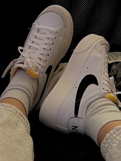 Platforms Aesthetic, Low Top Nikes, Platform Outfit, Nike Blazers Outfit, Corps Idéal, Boty Nike, Nike Blazer Low, Blazer Low, Shoes Heels Classy