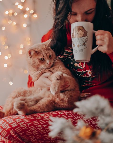 Cat Mom Christmas Photo, Christmas Cards With Cats Photo Ideas, Christmas For Cats, Cat Christmas Cards Photo, Dog And Cat Christmas Pictures, Christmas Card Photo Ideas With Cat, Christmas Photoshoot With Cat, Christmas Photo With Cat, Christmas Card With Cat Photo Ideas