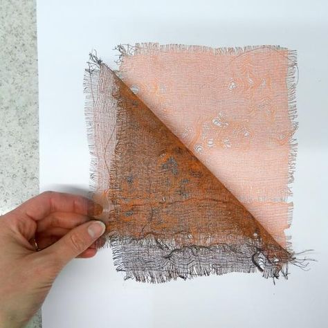 How to make mono prints with scrim fabric – Recycled Crafts Monoprinting Techniques, Be Spontaneous, Drawing Materials, Relief Printmaking, Gelli Plate Printing, Gelli Printing, Plate Art, Printed Plates, Monoprint