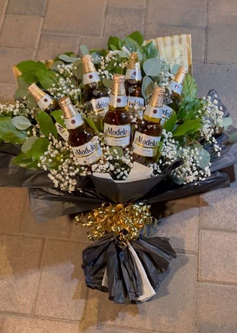 Men Birthday Bouquet, Present For Anniversary Boyfriends, Modelo Bouquet For Him, Anniversary Bouquet For Him, Valentines Arrangements For Men, Masculine Flower Arrangements Men, Guy Flower Bouquets, Flower Bouquet With Alcohol, Men’s Bouquet Ideas